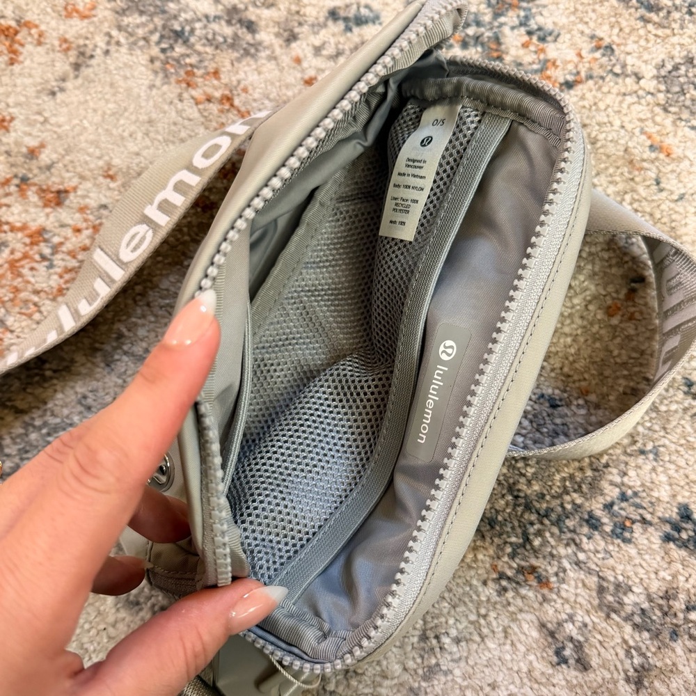 Lululemon Everywhere 1L Belt Bag - Picture 3 of 4